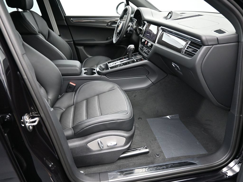 Certified 2026 Porsche Macan Turbo AWD/4WD image 27