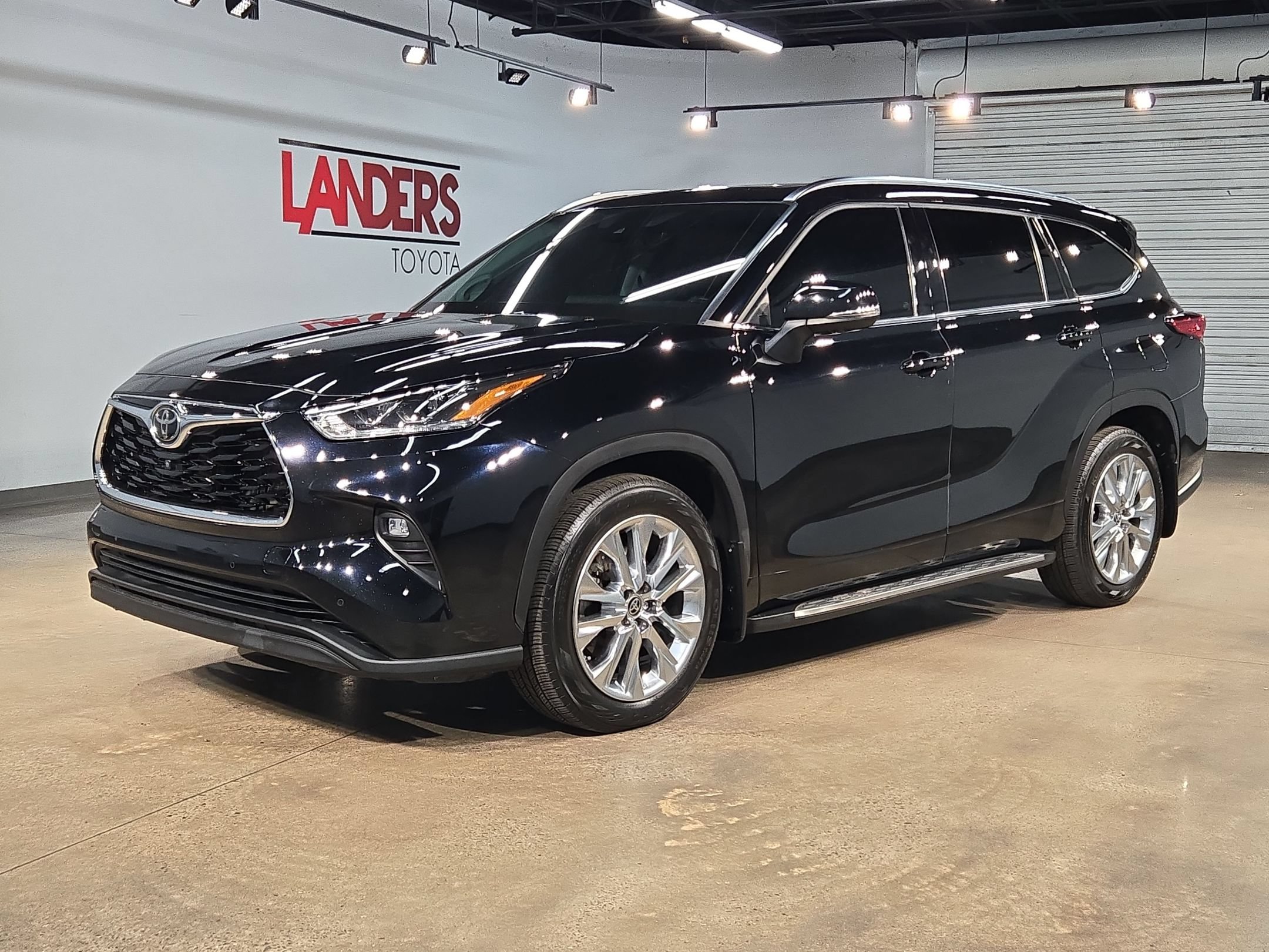 Used 2022 Toyota Highlander Limited FWD image 3
