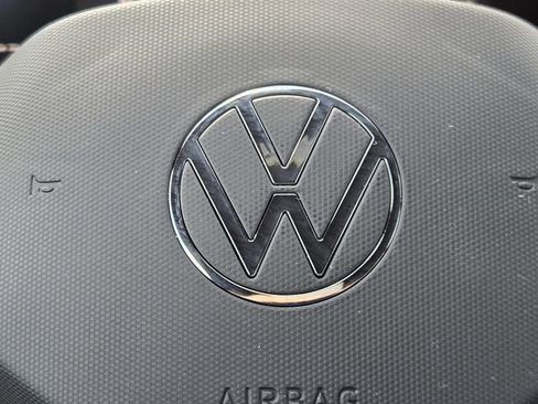 Used 2023 Volkswagen Tiguan SE R-Line image 29