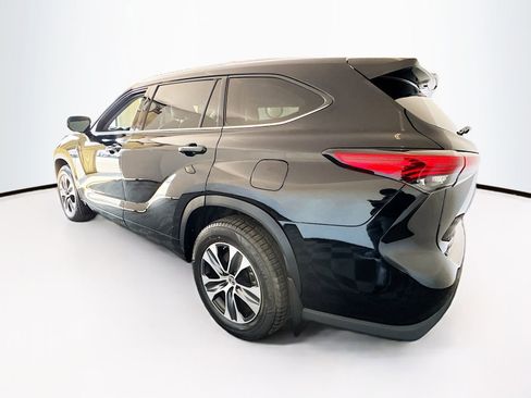 Used 2021 Toyota Highlander XLE AWD/4WD image 5