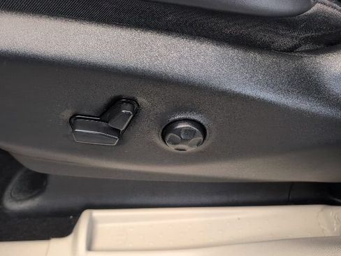 Used 2023 Chrysler Pacifica Touring-L FWD image 21