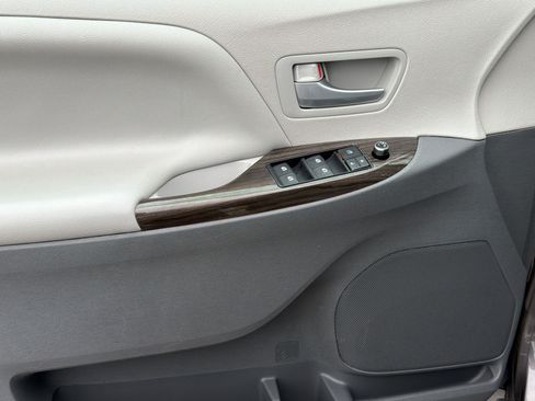 Used 2016 Toyota Sienna XLE FWD image 13