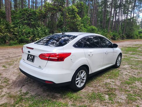 Used 2018 Ford Focus SE FWD image 4
