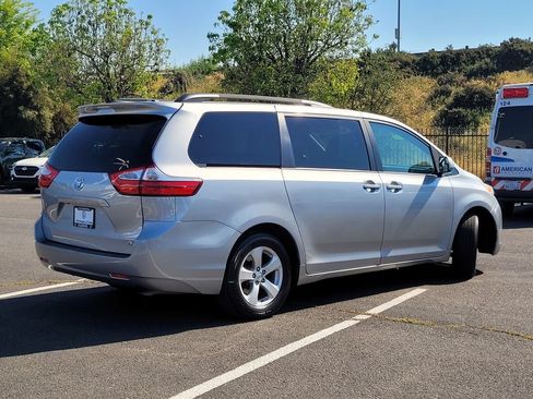 Used 2016 Toyota Sienna LE FWD image 6