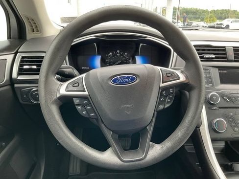 Used 2016 Ford Fusion SE FWD image 3
