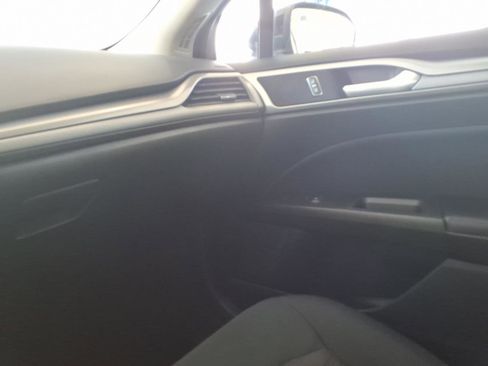 Used 2019 Ford Fusion SE FWD image 26