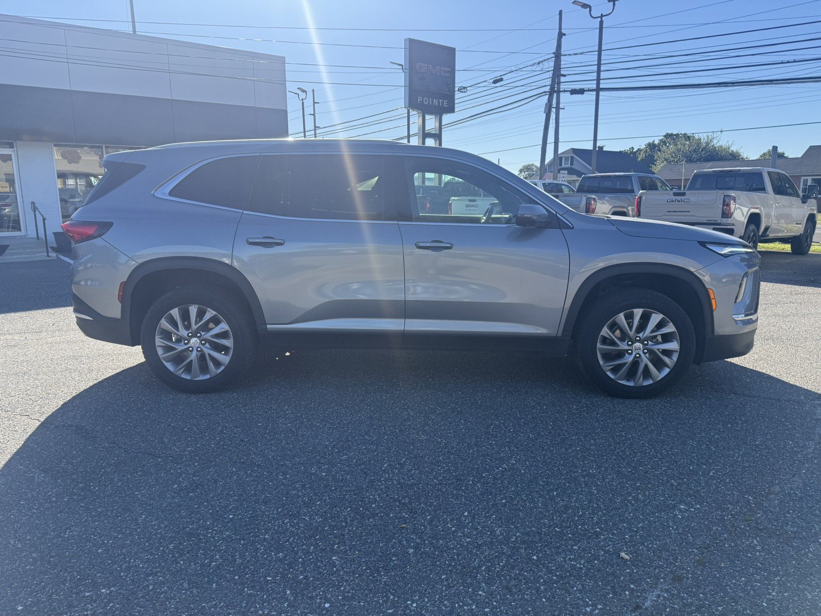 Used 2025 Buick Enclave Preferred FWD image 2