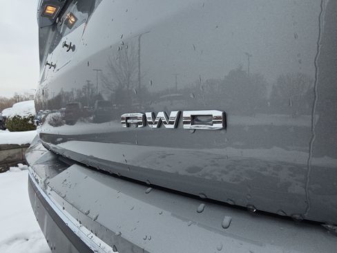 Used 2024 GMC Terrain SLT w/ Infotainment Package II image 12