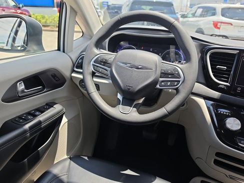 Used 2023 Chrysler Pacifica Touring-L FWD image 9