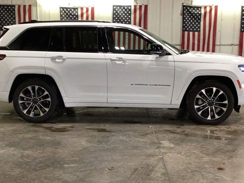 Used 2023 Jeep Grand Cherokee Overland w/ Luxury Tech Group IV AWD/4WD image 18