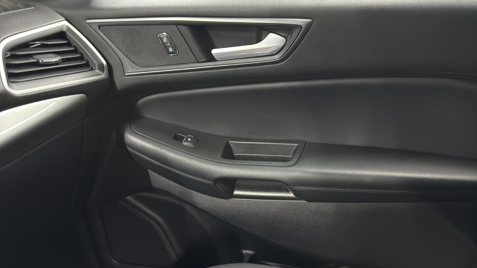 Used 2021 Ford Edge SE FWD image 23