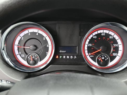 Used 2018 Dodge Grand Caravan SE w/ UConnect Hands-Free Group image 19