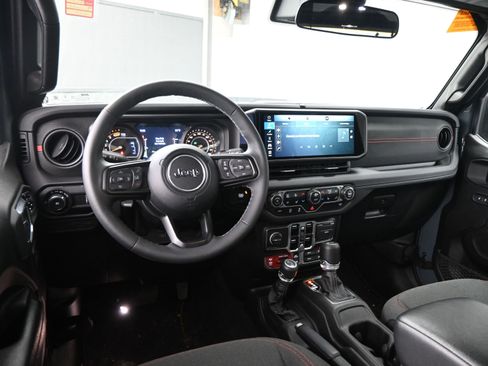 Used 2025 Jeep Wrangler Unlimited Rubicon w/ Convenience Group image 19