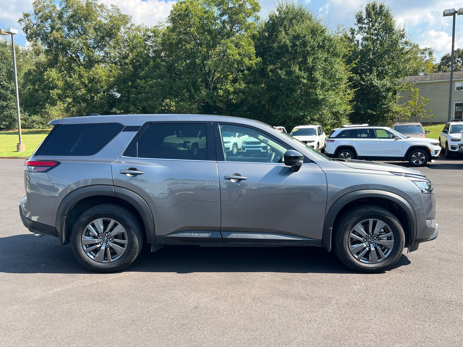 Used 2025 Nissan Pathfinder S FWD image 4
