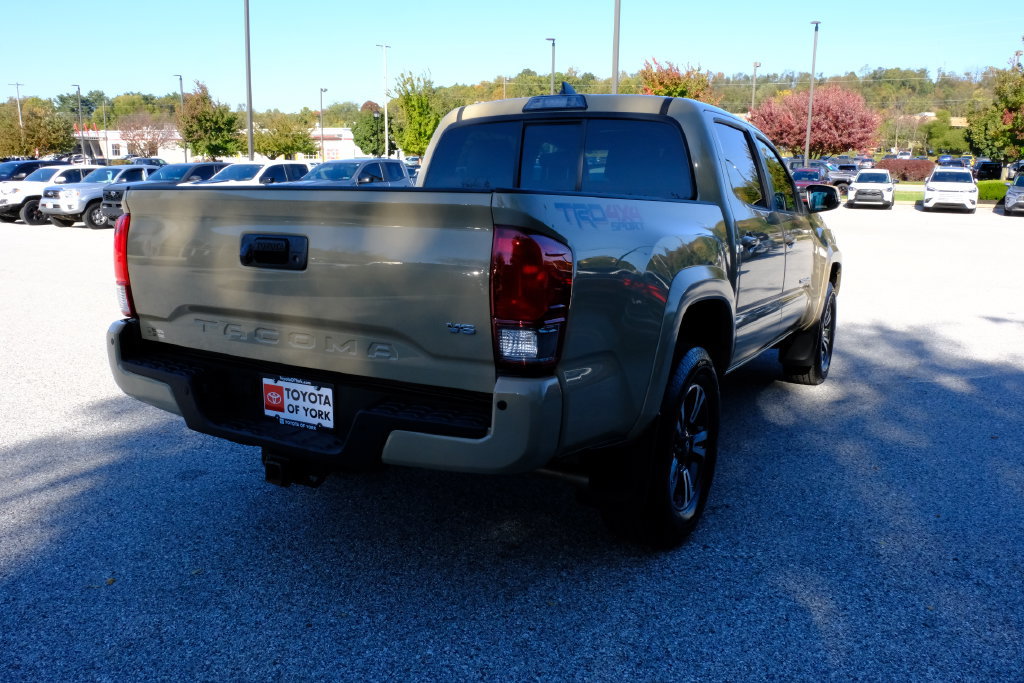 Used 2016 Toyota Tacoma TRD Sport w/ Premium & Technology Package AWD/4WD image 3