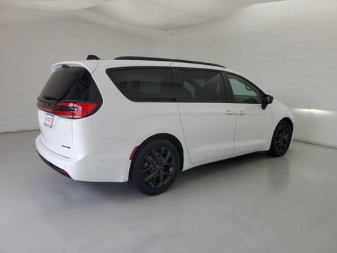 Used 2025 Chrysler Pacifica Limited FWD image 5
