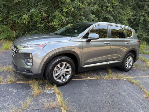 Used 2019 Hyundai Santa Fe SE FWD image 2
