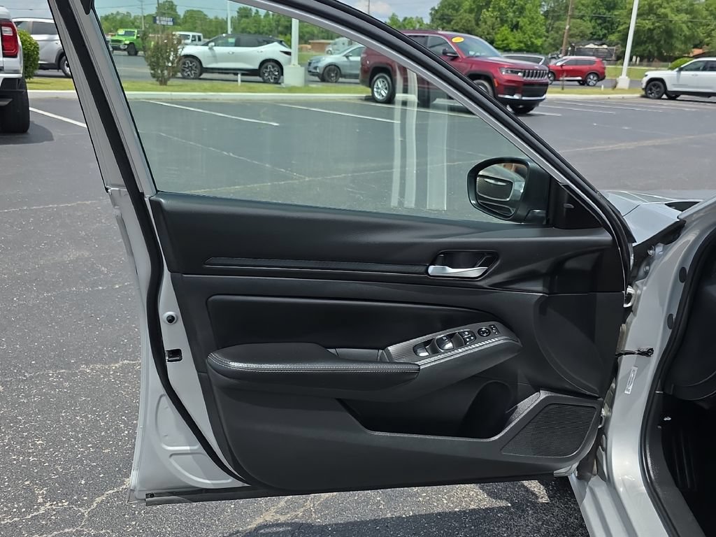Used 2024 Nissan Altima 2.5 SV FWD image 17