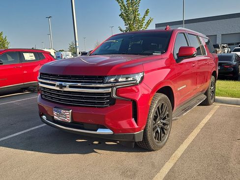 Used 2021 Chevrolet Suburban LT w/ LT Signature Package AWD/4WD image 1