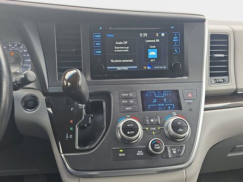 Used 2016 Toyota Sienna XLE image 21