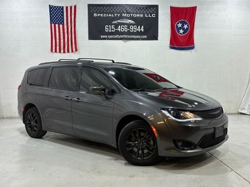 Used 2020 Chrysler Pacifica Touring-L AWD/4WD image 3