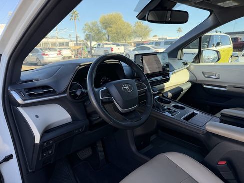 Used 2021 Toyota Sienna XLE image 18