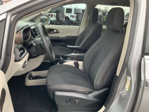 Used 2018 Chrysler Pacifica Touring Plus FWD image 27