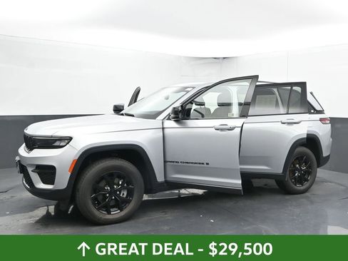 Used 2024 Jeep Grand Cherokee Altitude image 57