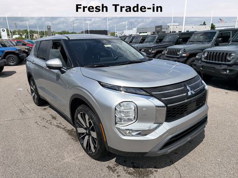 Used 2025 Mitsubishi Outlander SE AWD/4WD image 14