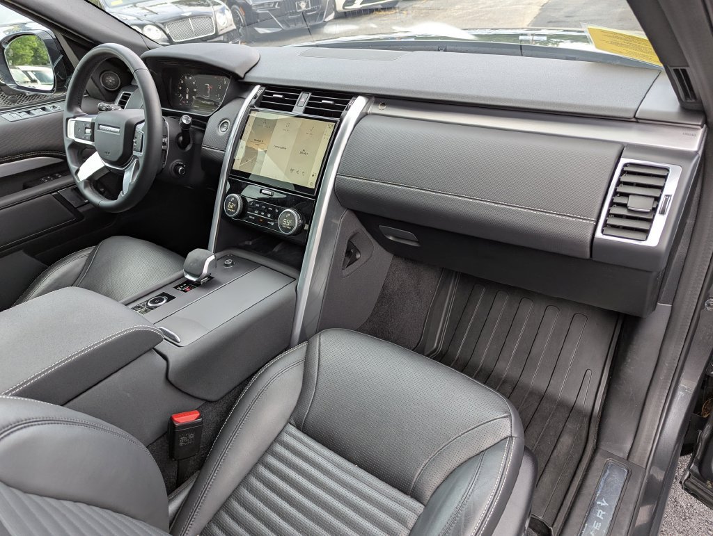 Used 2025 Land Rover Discovery Dynamic SE AWD/4WD image 33