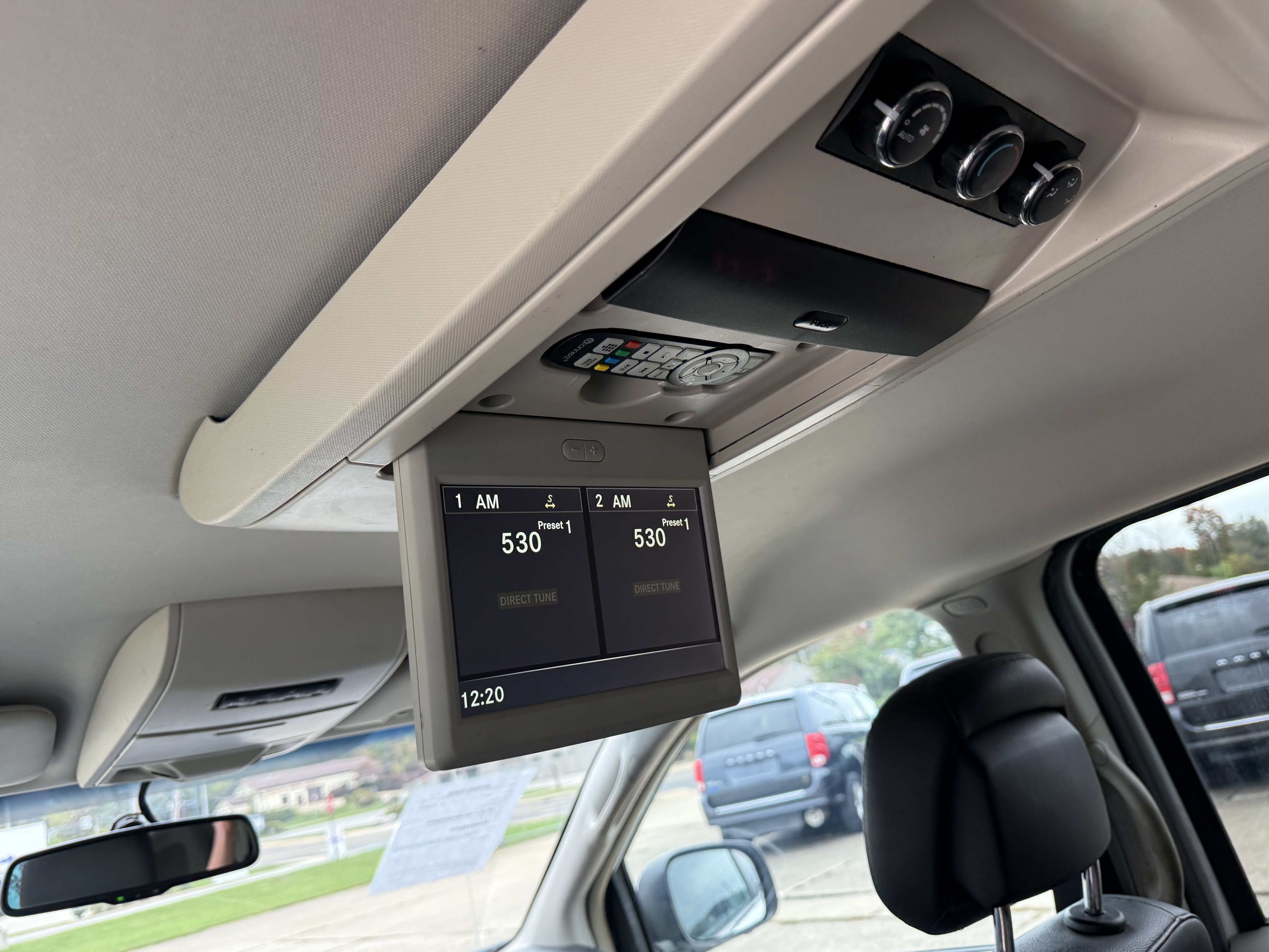 Used 2016 Chrysler Town & Country Touring FWD image 26