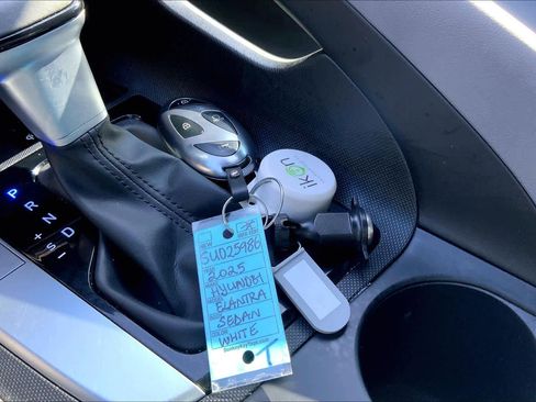 Used 2025 Hyundai Elantra Sport image 12