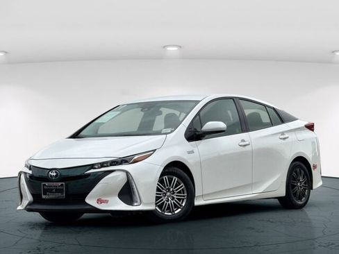 Used 2017 Toyota Prius Prime image 2