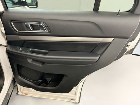 Used 2018 Ford Explorer XLT w/ Equipment Group 202A AWD/4WD image 32