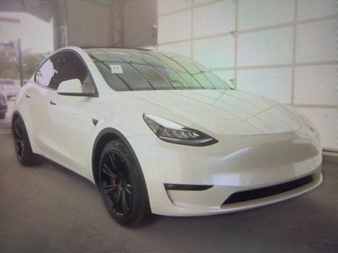 Used 2021 Tesla Model Y Long Range AWD/4WD image 1
