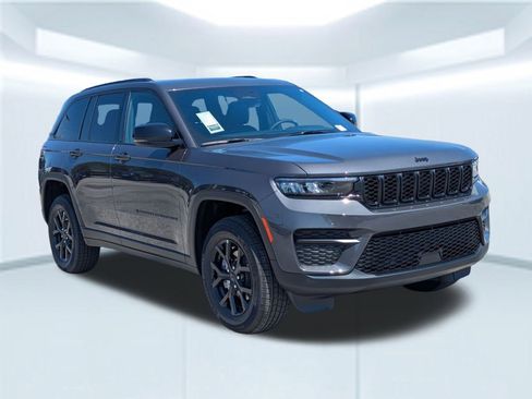 New 2025 Jeep Grand Cherokee Altitude image 8