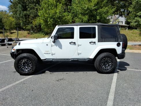 Used 2014 Jeep Wrangler Unlimited Sahara w/ Connectivity Group AWD/4WD image 8