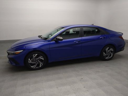Used 2025 Hyundai Elantra Sport FWD image 2