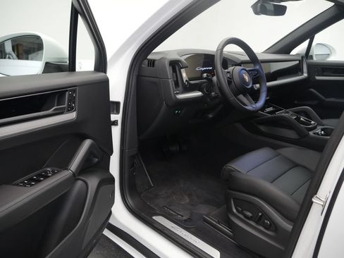 Certified 2026 Porsche Cayenne AWD/4WD image 4