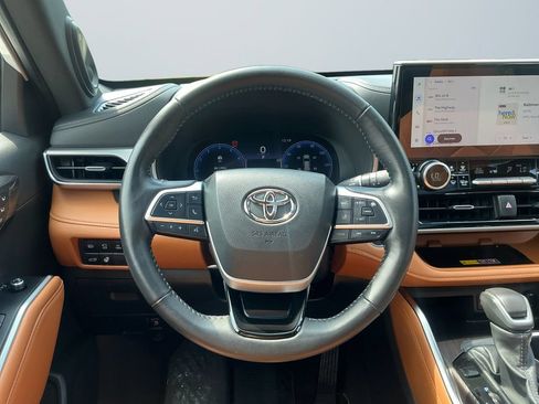Used 2025 Toyota Highlander Platinum AWD/4WD image 13