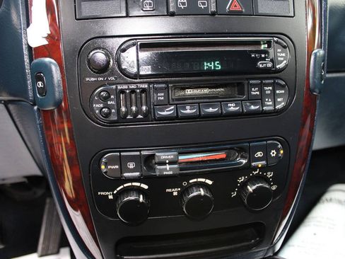 Used 2001 Chrysler Town & Country LX FWD image 22