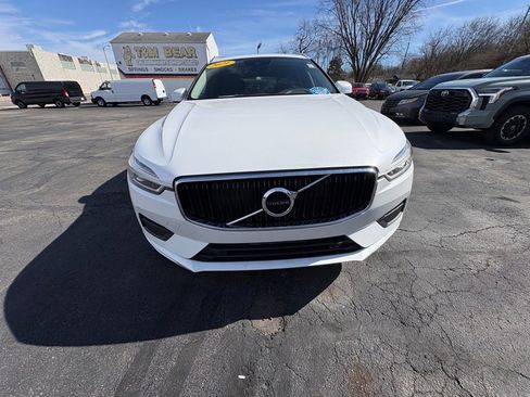 Used 2021 Volvo XC60 T5 Momentum w/ Premium Package image 7