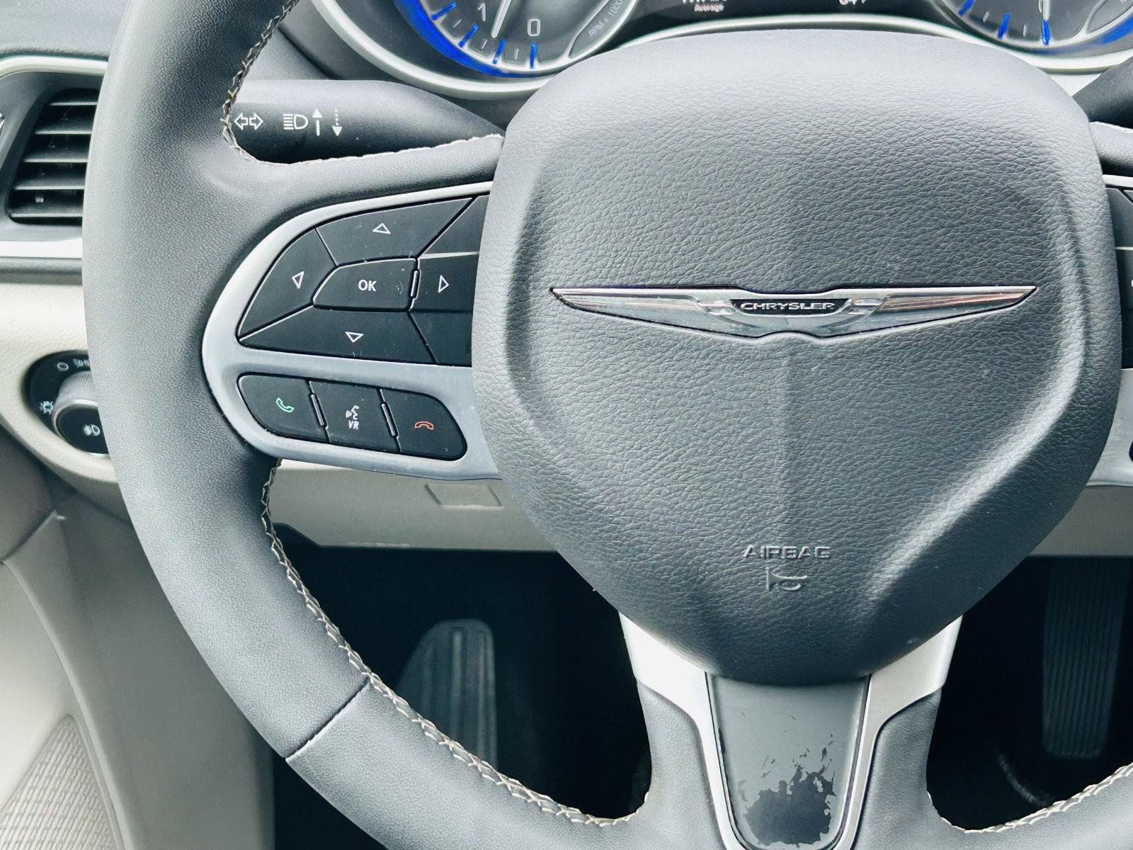 Used 2024 Chrysler Pacifica Touring-L FWD image 17