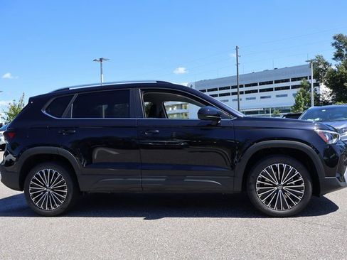 Certified 2025 Volkswagen Taos SE image 8