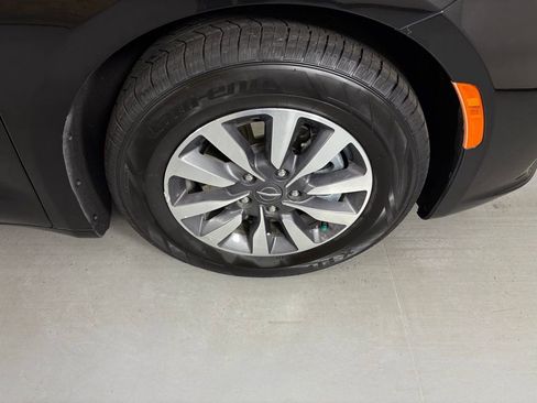 Used 2023 Chrysler Pacifica Limited image 11