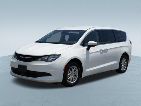 Used 2023 Chrysler Voyager LX FWD image 3