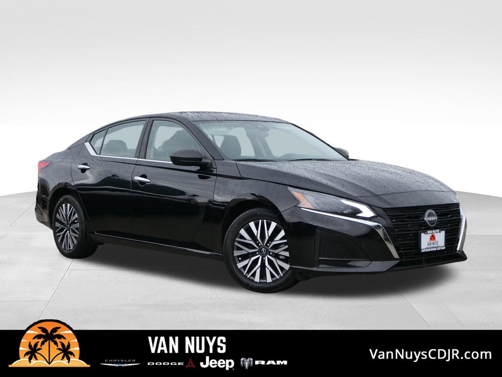 Used 2024 Nissan Altima 2.5 SV FWD image 1