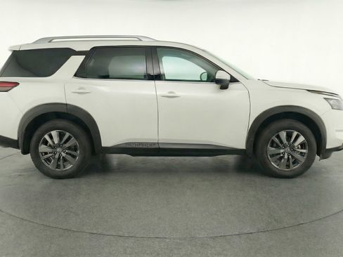 Used 2025 Nissan Pathfinder SV image 11
