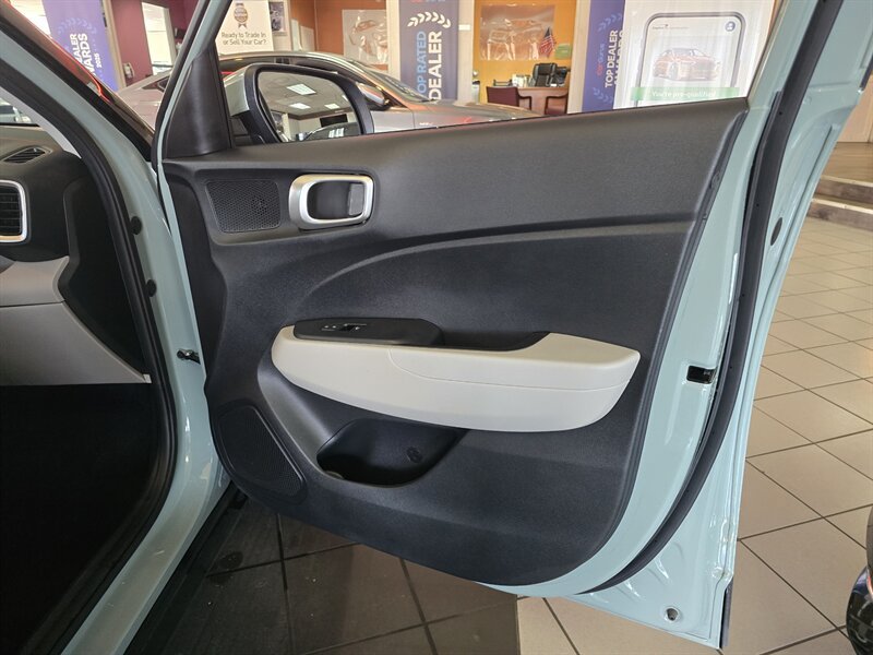 Used 2025 Hyundai Venue SEL FWD image 11