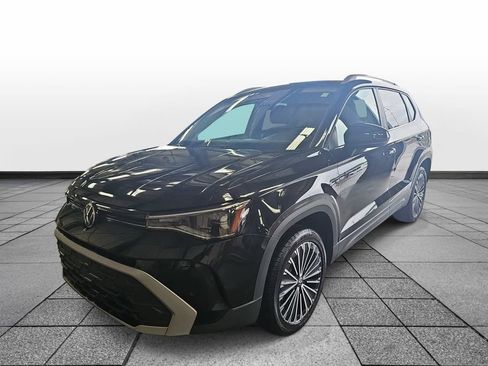 Used 2025 Volkswagen Taos SE FWD image 1